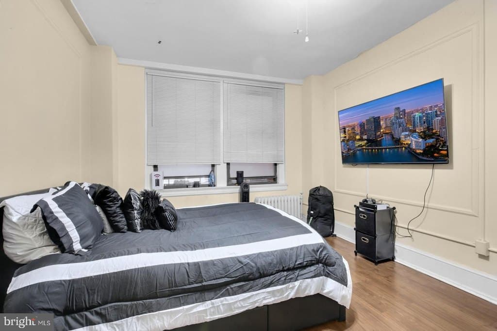 1324 Locust St Apt 420, Philadelphia