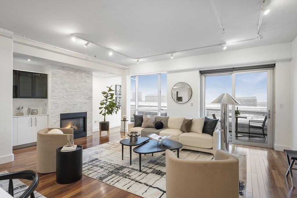 25 Channel Center St Ph 201