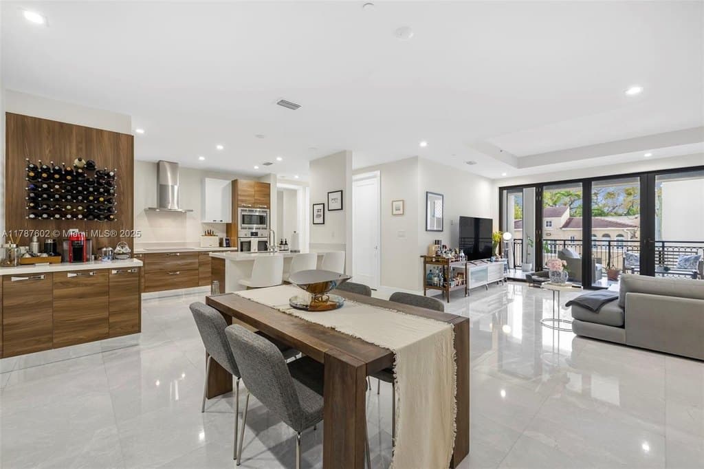 718 Valencia Ave Unit 206, Coral Gables