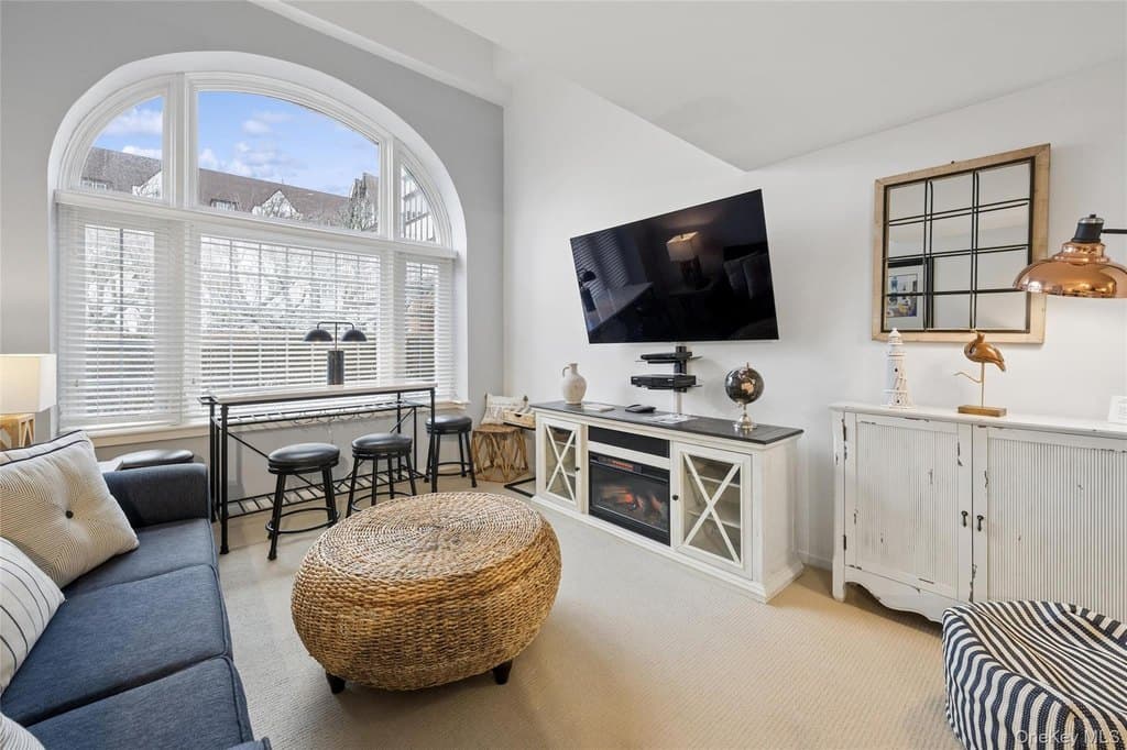 236 Edgemere St Apt 127, Montauk