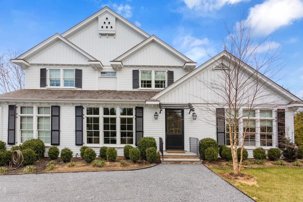 57 Pond Ln, Southampton