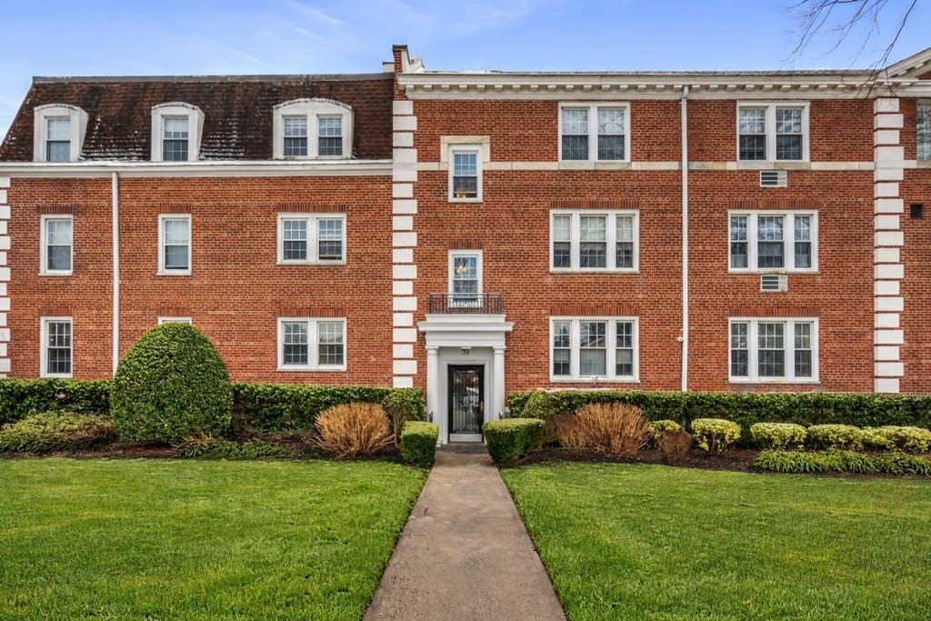 36 Hamilton Pl Unit 3J, Garden City