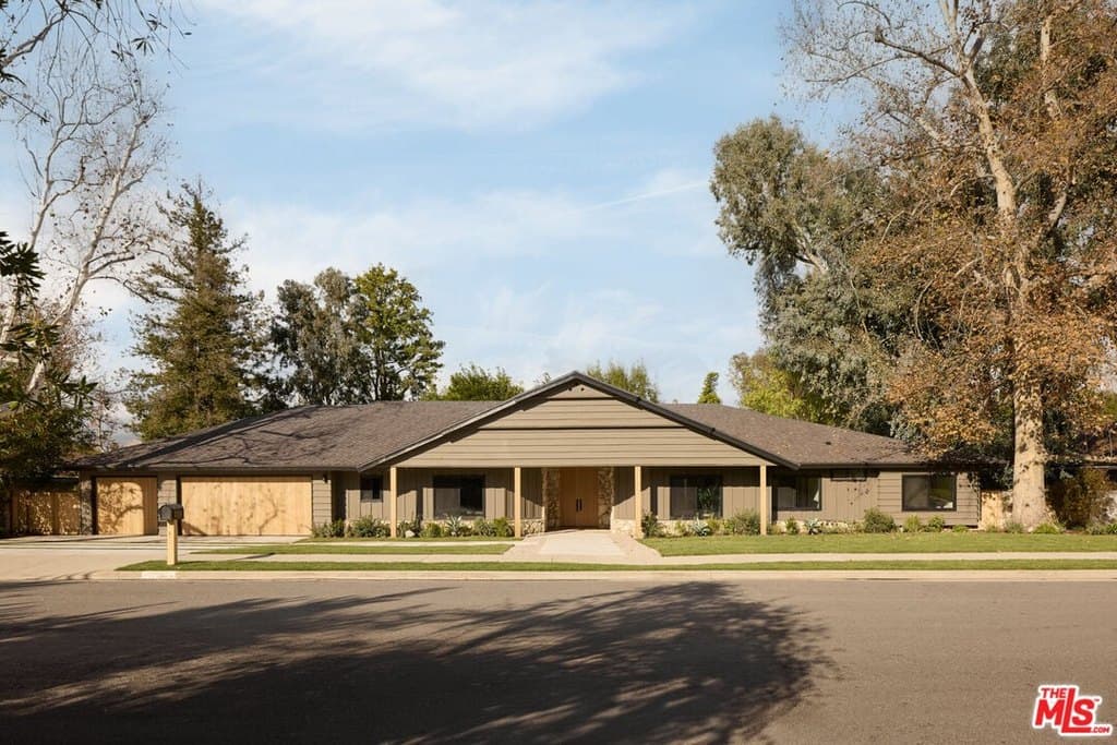 17539 Magnolia Blvd, Encino