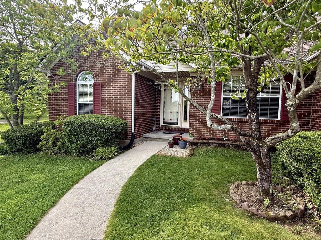387 Colony Dr, Versailles