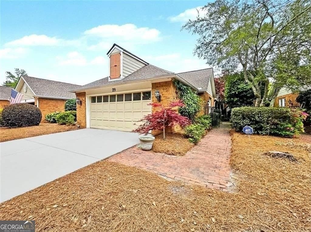 29 Lake Villa Dr, Roswell