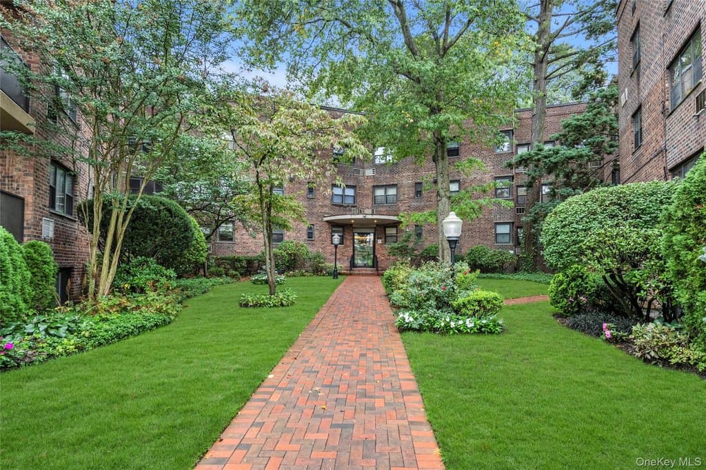 50 Brompton Rd Apt 2L, Great Neck