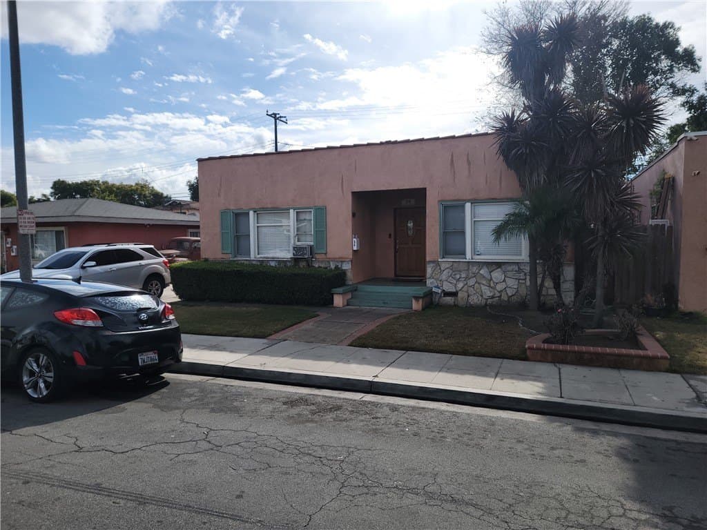 34 E 53rd St, Long Beach