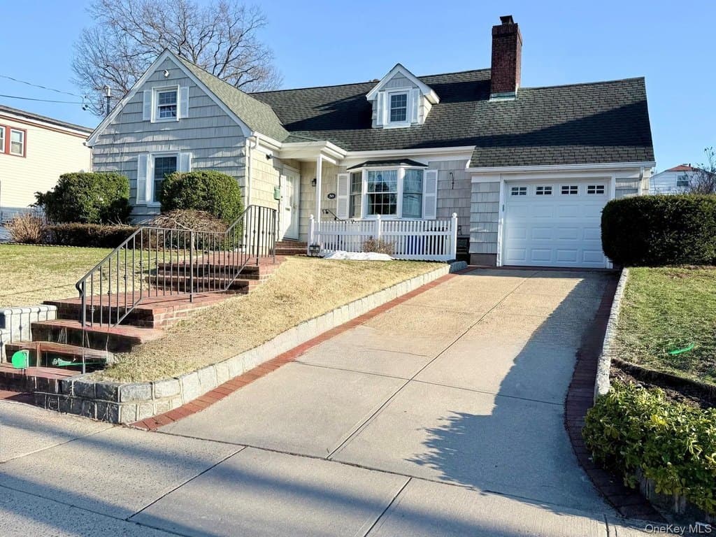 30 Highland Pl, Great Neck