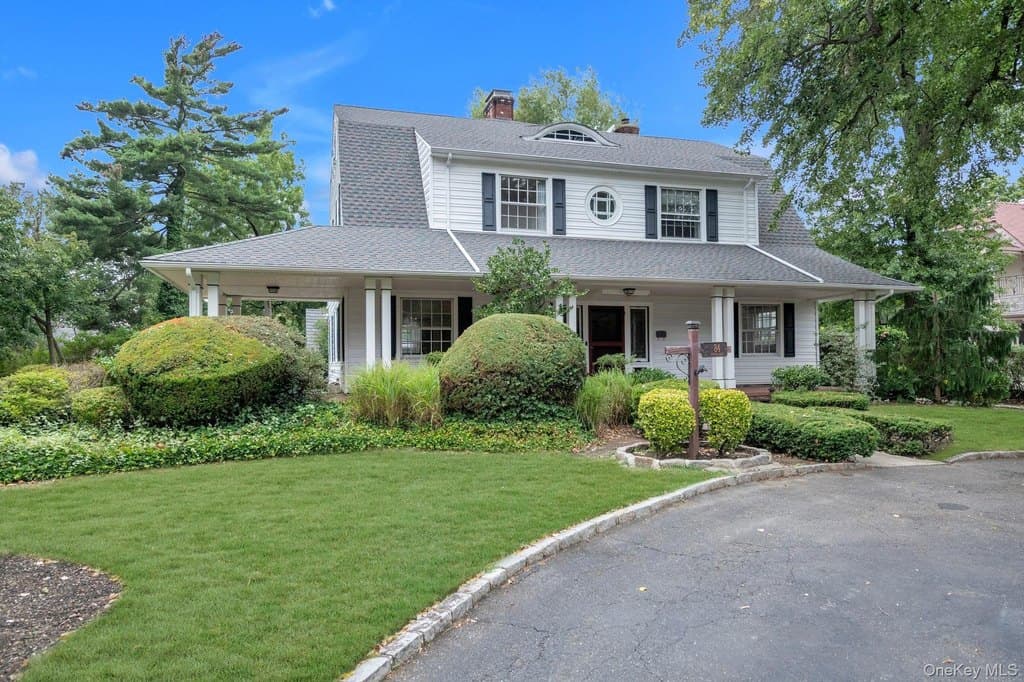 84 Nassau Blvd, Garden City