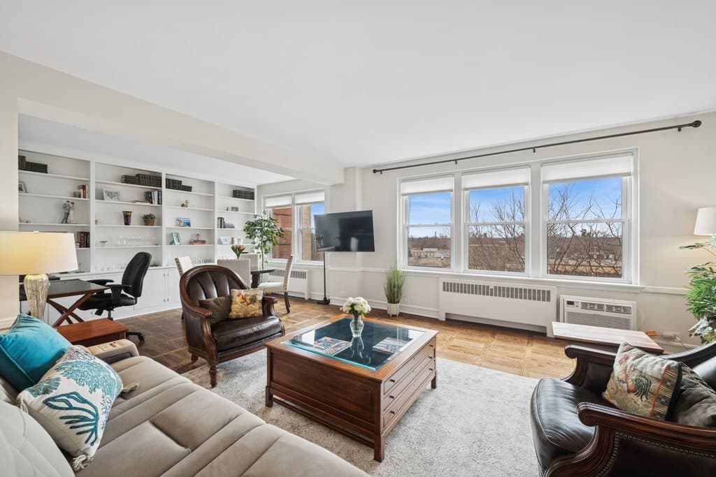 1585 Ridge Ave Apt 611, Evanston