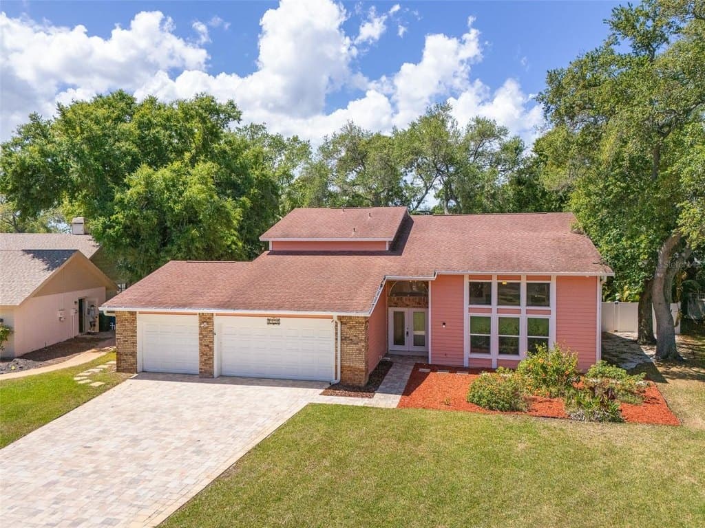 1550 Chateau Wood Dr, Clearwater