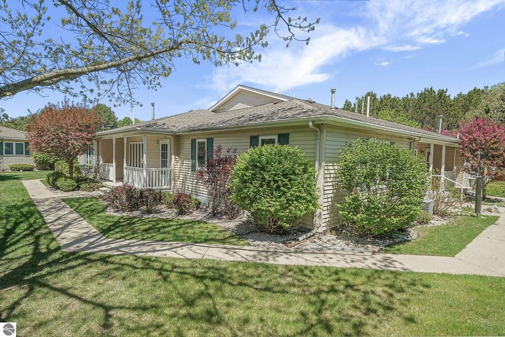 2816 Emerald Blf, Traverse City