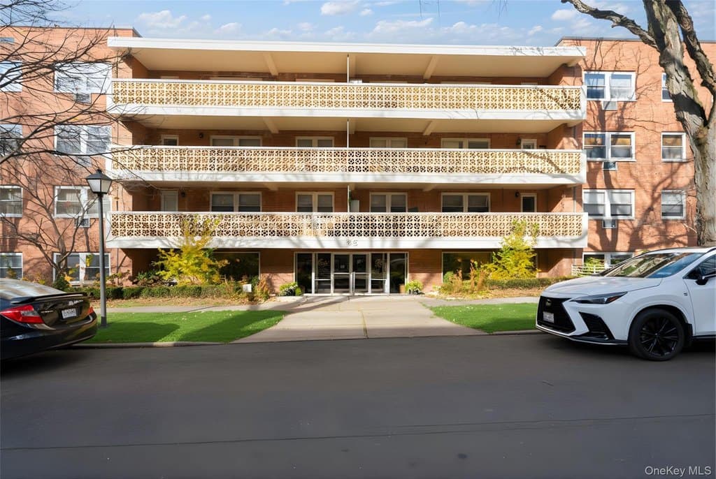 45 Hill Park Ave Apt PR2, Great Neck