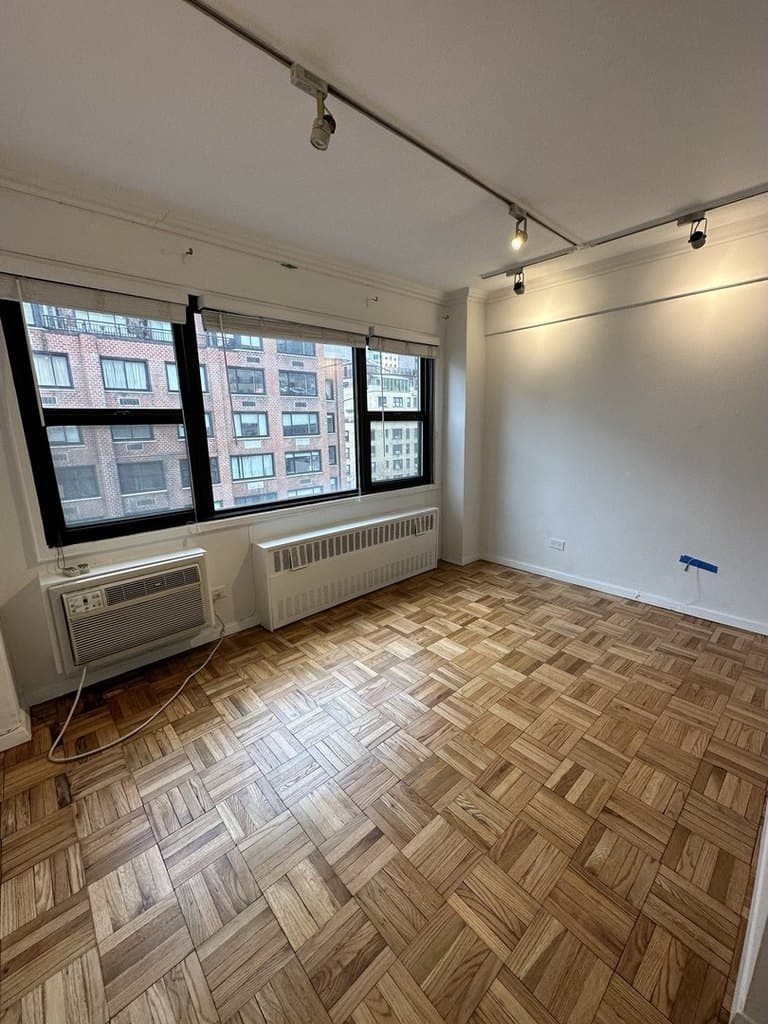 335 E 51st St Apt 9B, New York