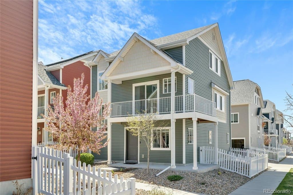 18652 E 54th Ave, Denver