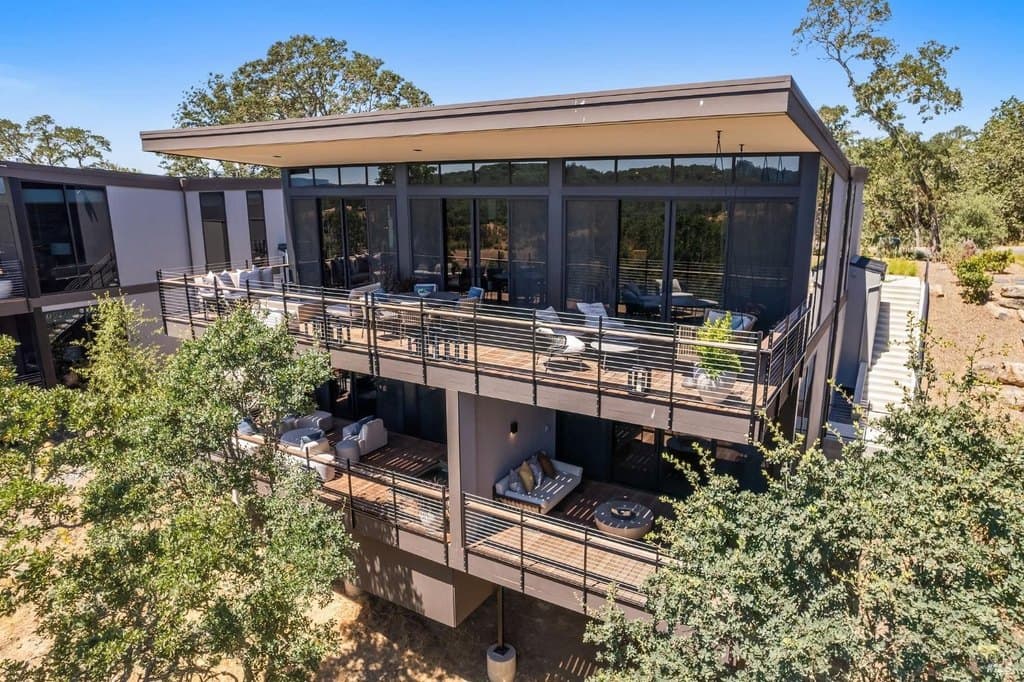 160 Woodlands Dr SE, Healdsburg