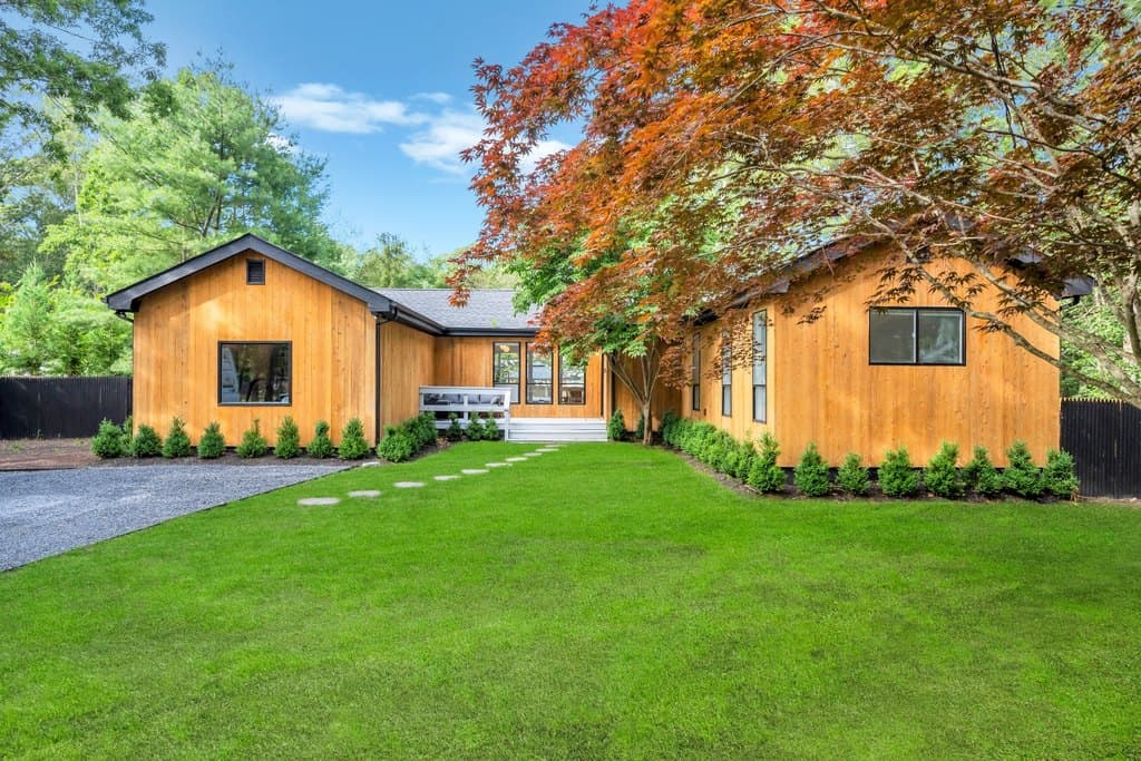 171 Norfolk Dr, East Hampton