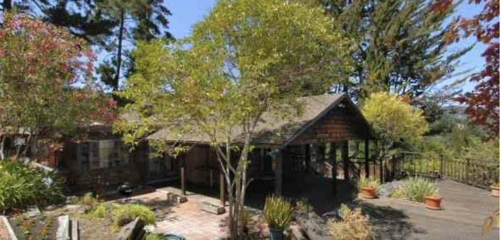 9 Middle Rd, Lafayette