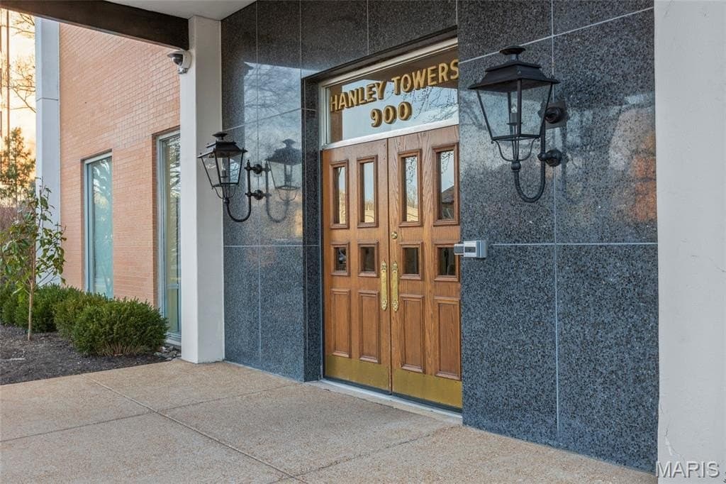 900 S Hanley Rd Apt 11B, Clayton