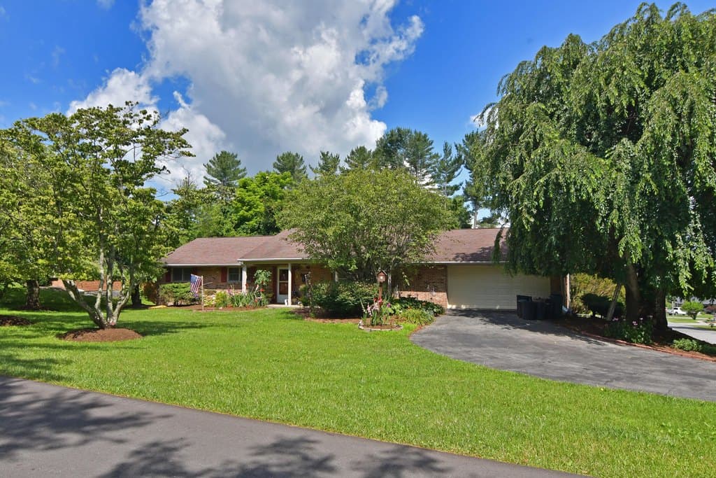 233 Summit Ave, Lewisburg