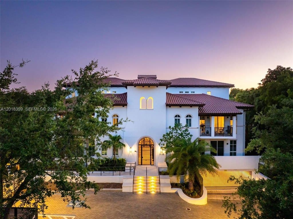 1228 Anastasia Ave Apt 304, Coral Gables