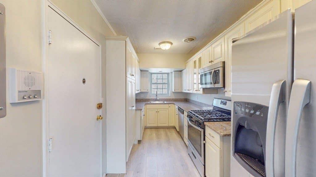 137 Lake Shore Rd Apt 4