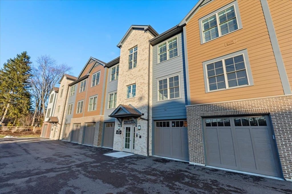 319 S Glendale Ave Unit 303, Barrington