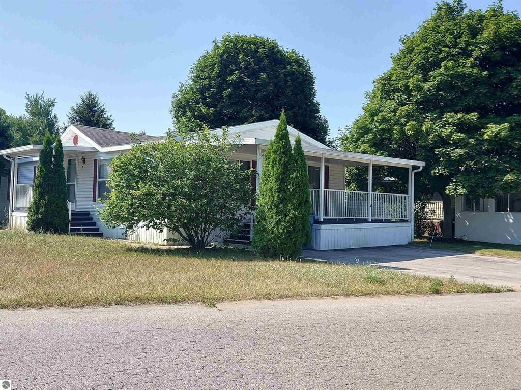 1587 David Pl, Traverse City