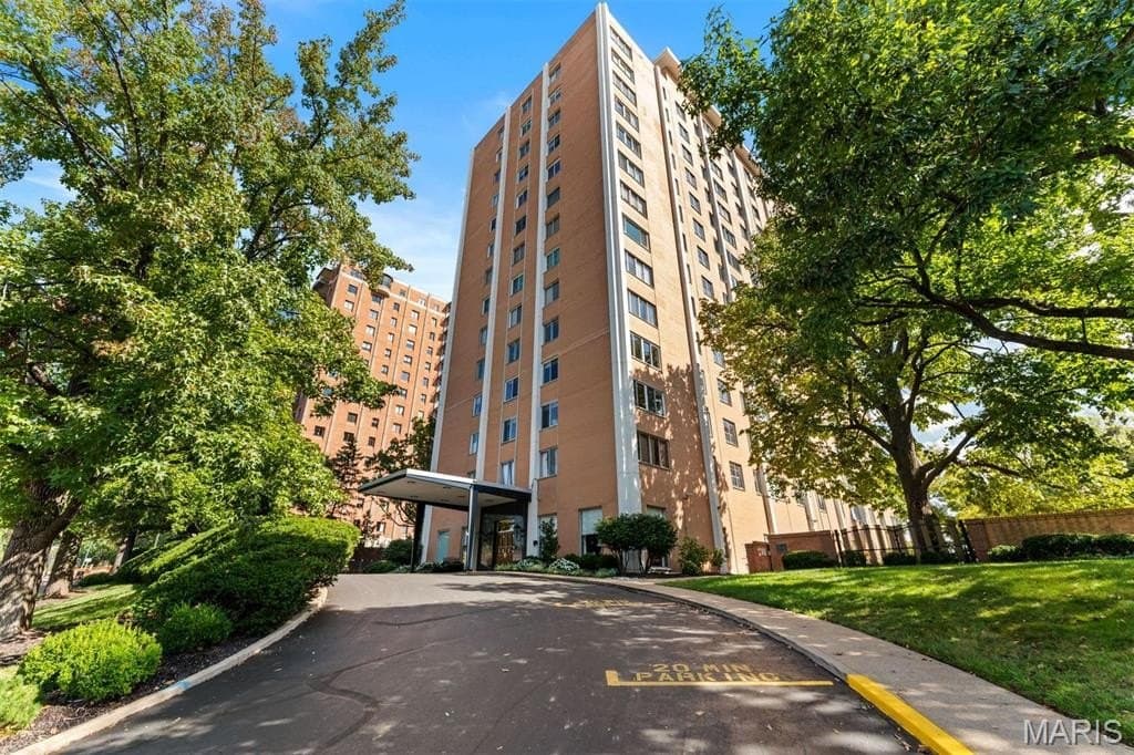 900 S Hanley Rd Apt 7E, Clayton