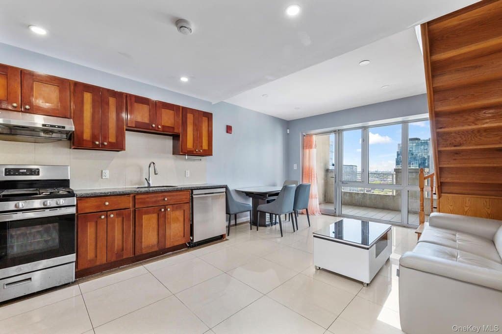 37-20 Prince St Ph A