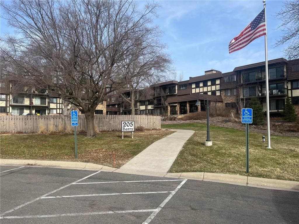 205 Barry Ave S Apt 117, Wayzata