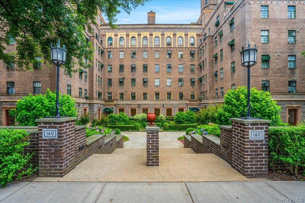 160 Middle Neck Rd Apt 5A, Great Neck