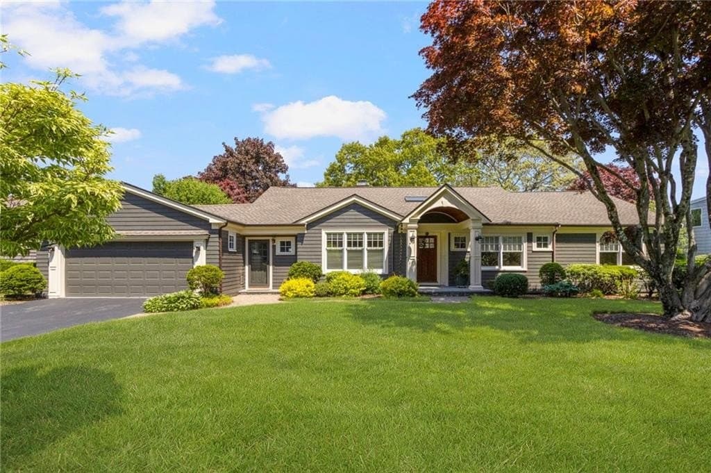 29 Riverside Dr, Barrington