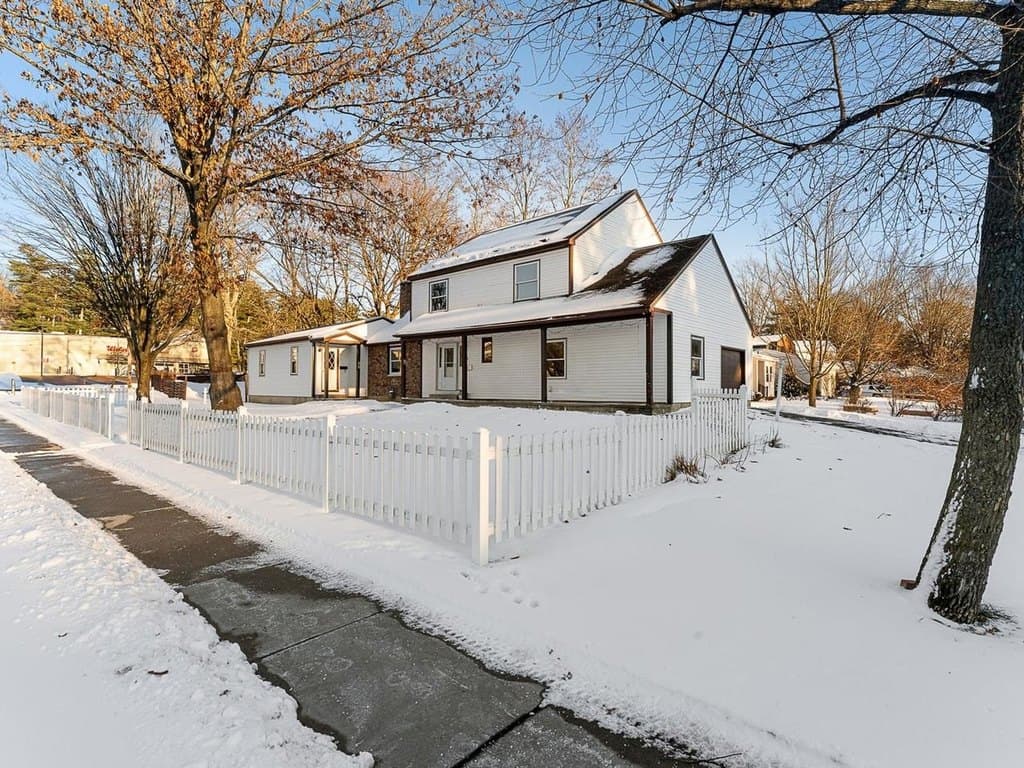 16 Lakewood Pkwy, Burlington