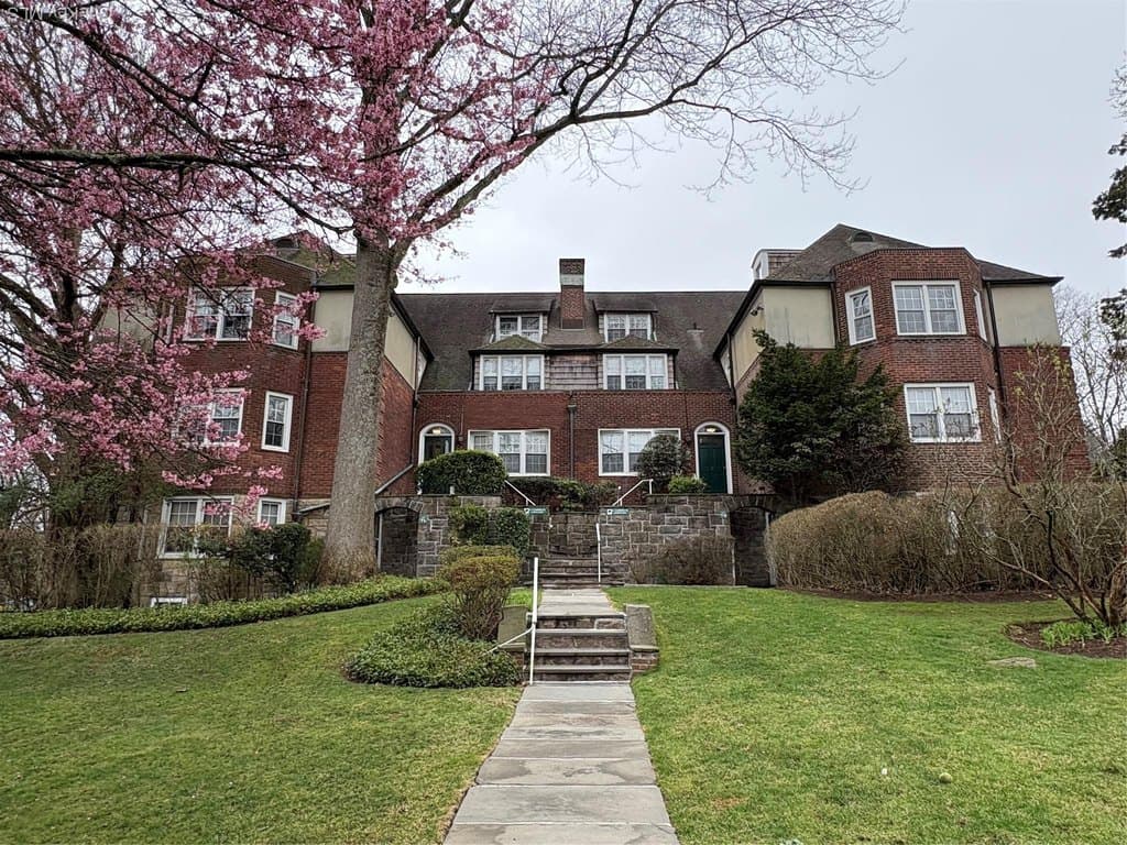 11 Campus Pl Apt Tr, Scarsdale