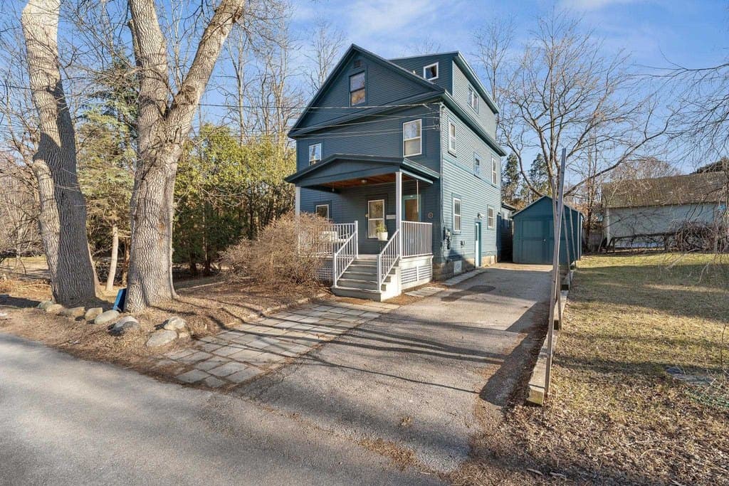 4 University Rd, Burlington