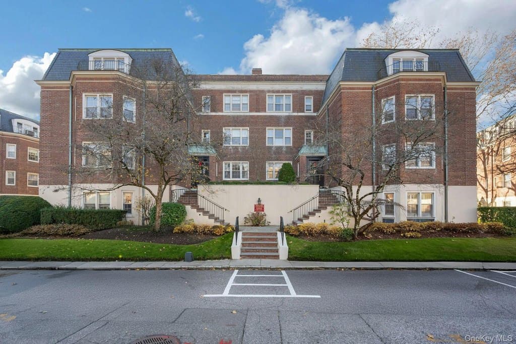 7 Chateaux Cir Apt 7H, Scarsdale