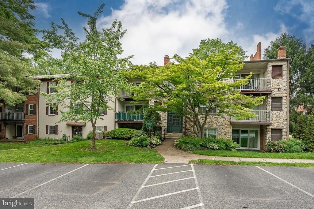 262 Drummers Ln Unit 262, Wayne