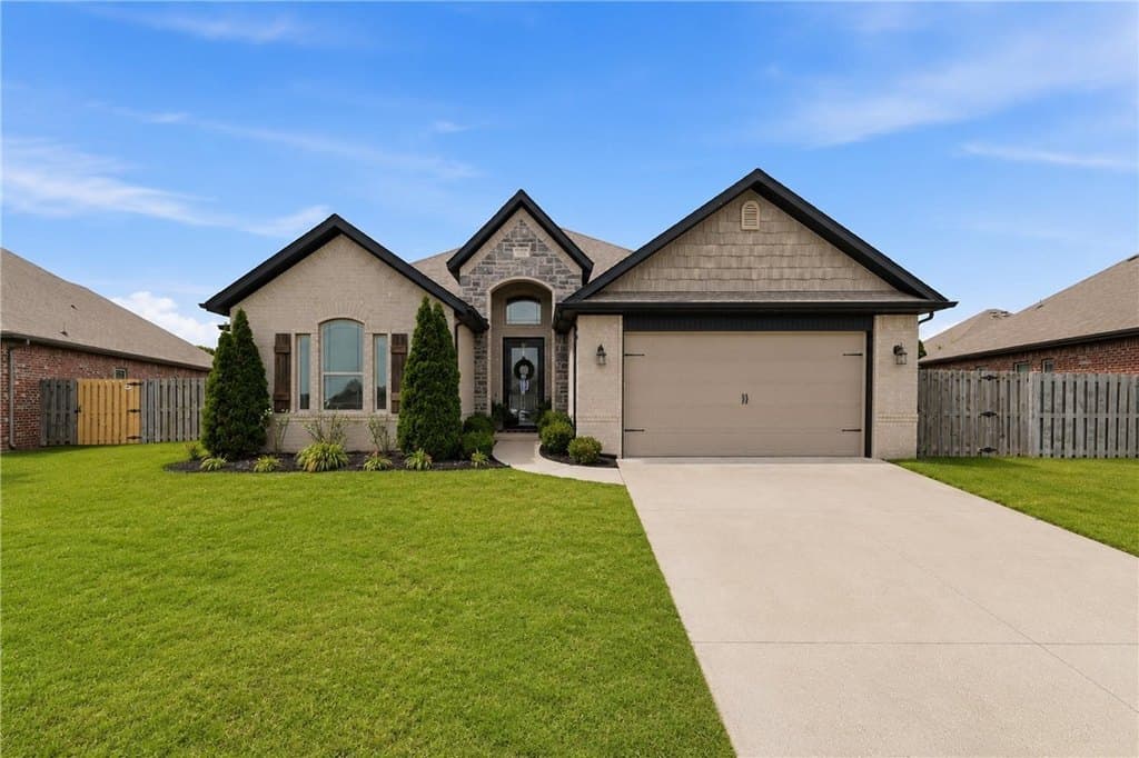 5611 W Alder Ln, Rogers