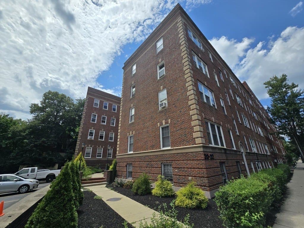 22 Concord Ave Apt 11, Cambridge