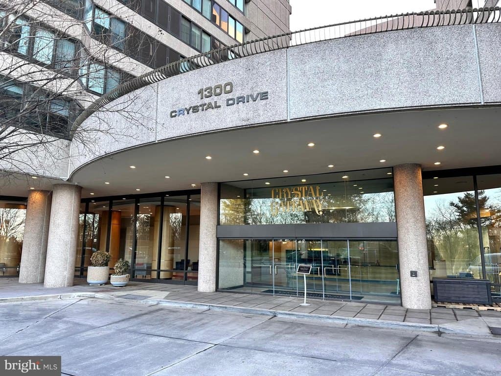 1300 Crystal Dr Apt 901S, Arlington