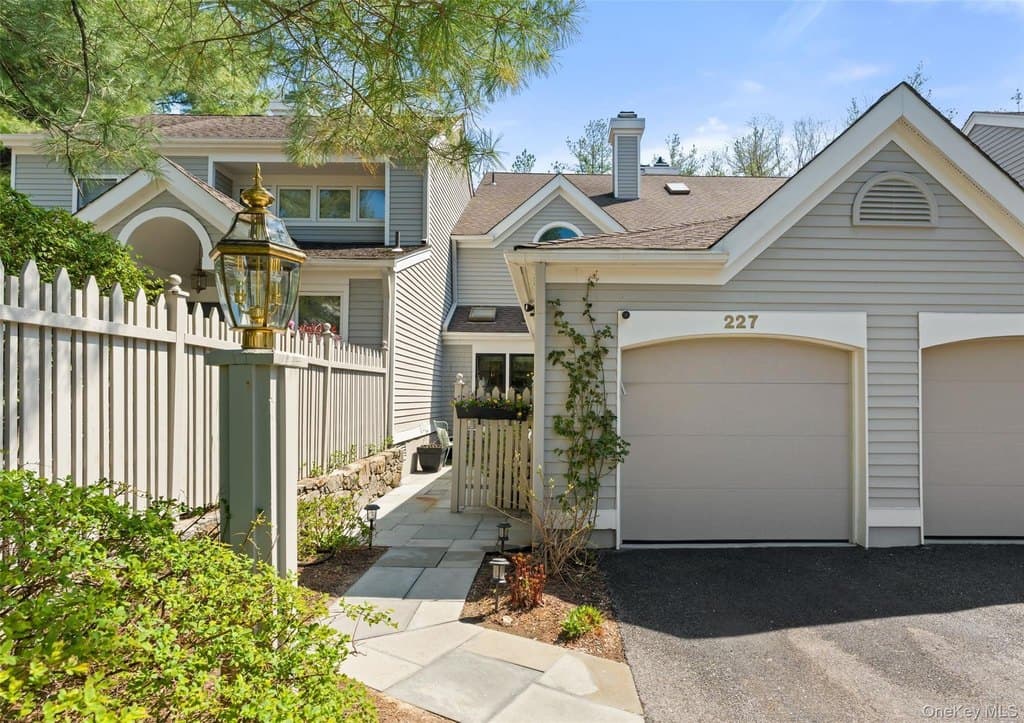 227 Boulder Ridge Rd, Scarsdale