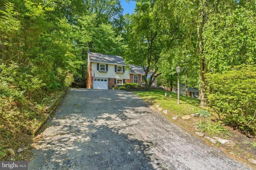 582 Forest Rd, Wayne