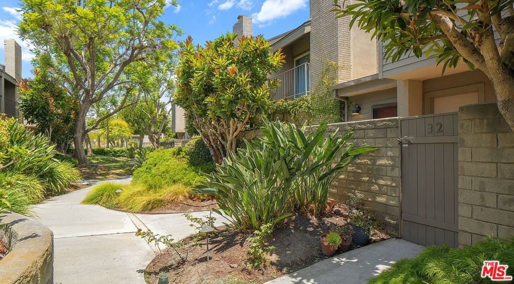 32 Village Pkwy, Santa Monica