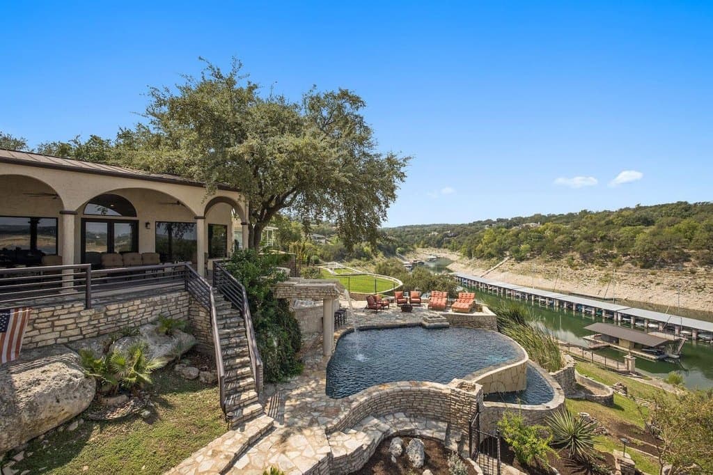 925 Challenger, Lakeway