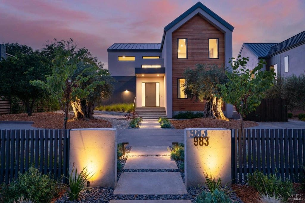 983 Grove St, Healdsburg