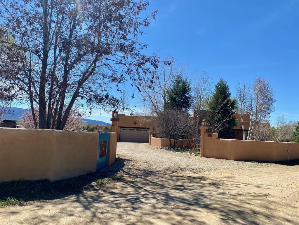 570 Baca Ln, Taos