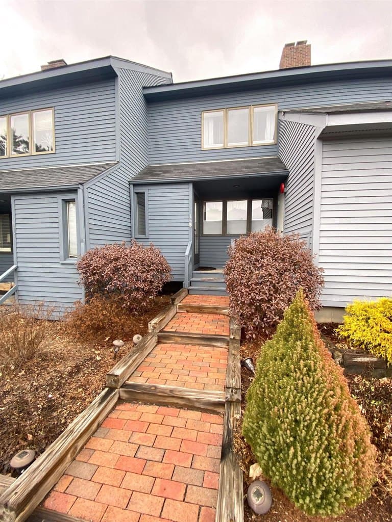 15 College Hl Unit 15, Hanover