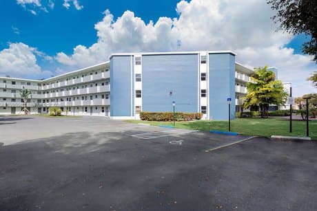 1351 NE 191 St Unit E106