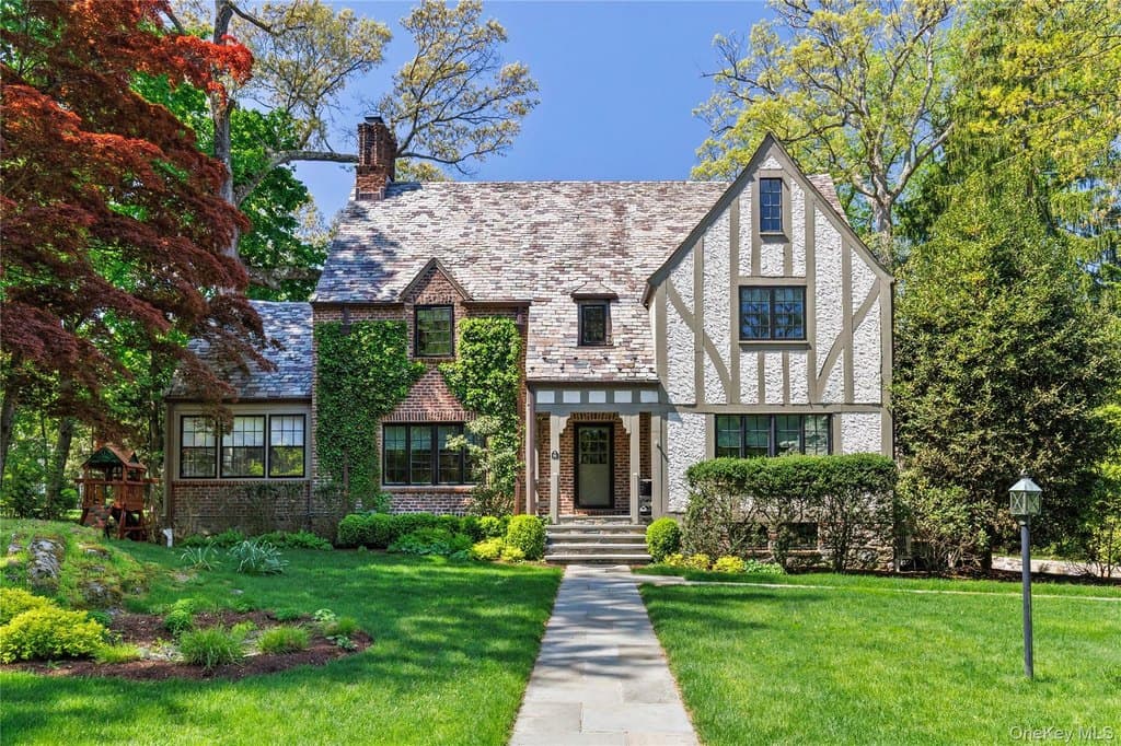 10 Woodland Dr, Rye